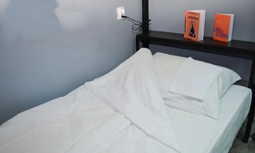 Melius Hostel - Кровать в 8-местном общем номере с видом во двор, Москва